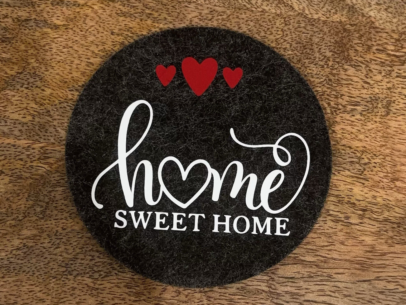 Filz Untersetzer "Home Sweet Home drei rote Herzen"
